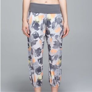 Lululemon OM Pant Mini Art Pop White Multi / Slate Size 2